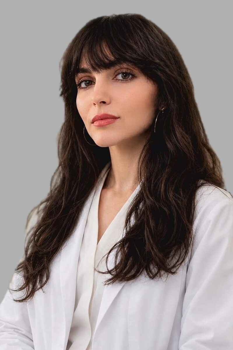 Dr. Alexandra Dușa este medic specialist dermatolog, dedicat excelenței în îngrijirea sănătății și frumuseții pielii